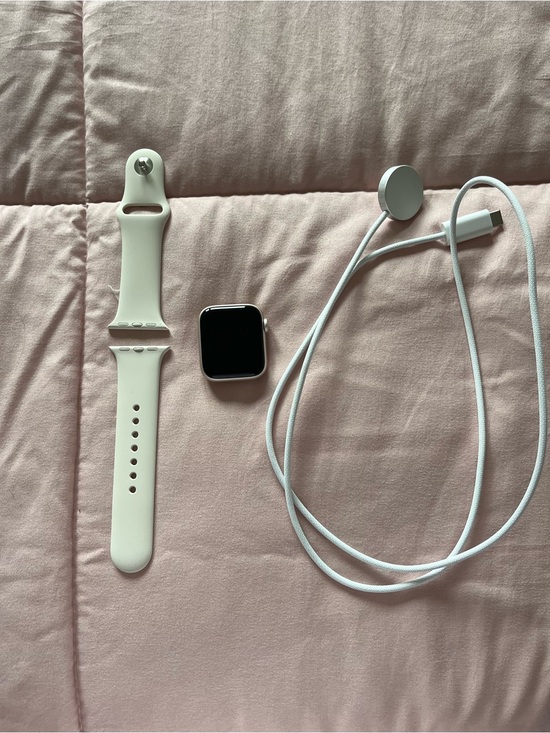 Apple Other - Apple Watch SE 3 in White with Magnetic Charger